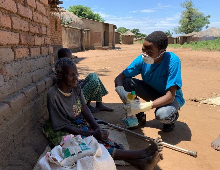 Debido a que Malaui carece de un sistema público nacional de pensiones, muchos ancianos terminan encontrándose al final de su vida dependiendo de la ayuda de sus familiares para sobrevivir. Esto supone para ellos una significativa pérdida de dignidad, respeto y amor que tiene un grave impacto en su bienestar.