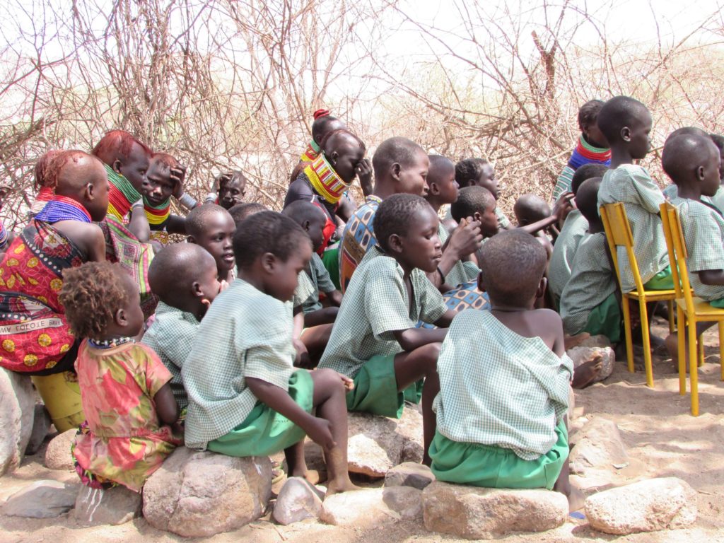 Educando a los niños Turkana con ayuda de toda la tribu